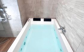 Estudio Jacuzzi con Encanto en Triana
